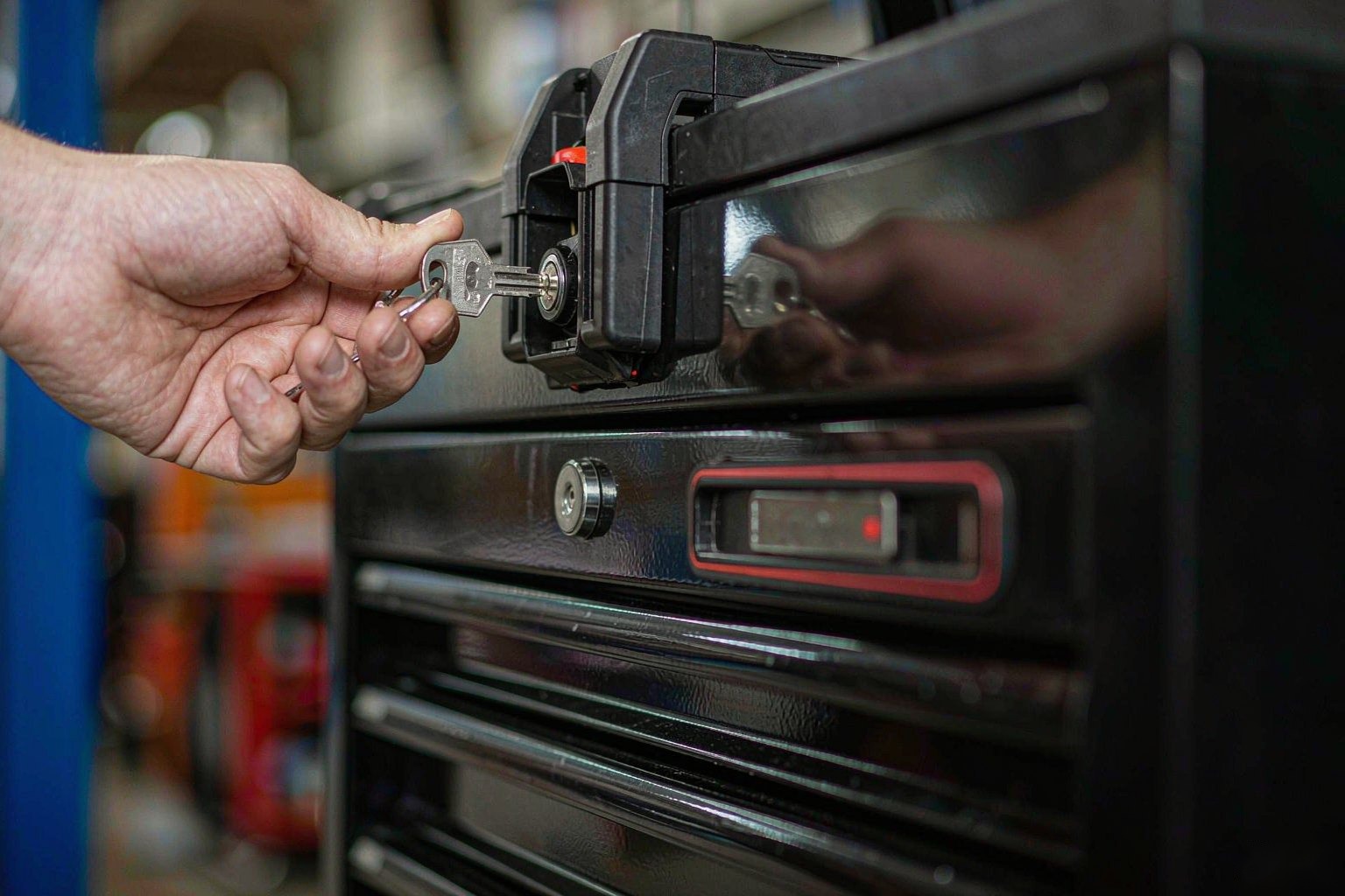 Lockable top drawer
